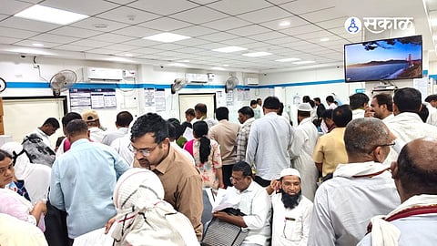 Massive Crowds at SBI Gandhi Market Branch as Teachers Rush for e-KYC