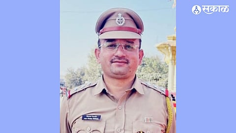 "खाकीचा सन्मान! दरेवाडीच्या मातीतील हिरा आता पुण्याचा पोलीस निरीक्षक; दीपक करांडे यांची भरारी."