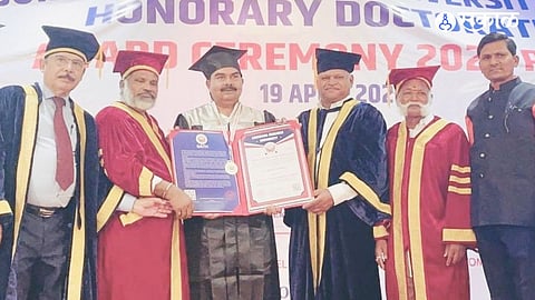 श्री क्षेत्र आळंदी (ता.खेड): डॉ.राजन जांभळे (उजवीकडून चौथे)यांना लुईझियाना रिसर्च युनिव्हर्सिटीच्या वतीने ‘पर्यावरणीय समाजकार्य’ क्षेत्रातील मानद डॉक्टरेट पदवी प्रमाणपत्र व स्मृतीचिन्ह प्रदान करताना मान्यवर