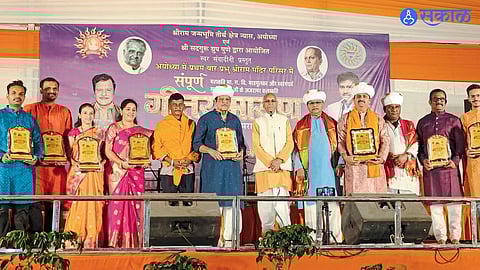 अयोध्या : प्रणव कुलकर्णी आणि आनंद माडगूळकर यांचा सन्मानचिन्ह देऊन चंपतराय यांच्या हस्ते विशेष गौरव करण्यात आला. तसेच सर्व गायक, वादक आणि कलाकारांना सन्मानित करण्यात आले.