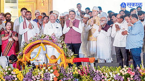 त्र्यंबकेश्वर : पुण्यश्लोक अहिल्यादेवी होळकर यांच्या त्रिशताब्दी जन्मोत्सवानिमित्त ‘गोदा ते नर्मदा पुण्यश्लोक अहिल्यादेवी होळकर जलयात्रे’ला शनिवारी येथून प्रारंभ झाला. यावेळी पालखीतील राज्यातील ३० नदीखोऱ्यांतील पाणी असलेल्या जलकलशांचे दर्शन घेताना मुख्यमंत्री देवेंद्र फडणवीस, मंत्री छगन भुजबळ, मंत्री विखे पाटील, मंत्री गिरीश महाजन रवींद्र चव्हाण, सदाभाऊ खोत, अण्णासाहेब मोरे, युवराज महाराज होळकर आदी.