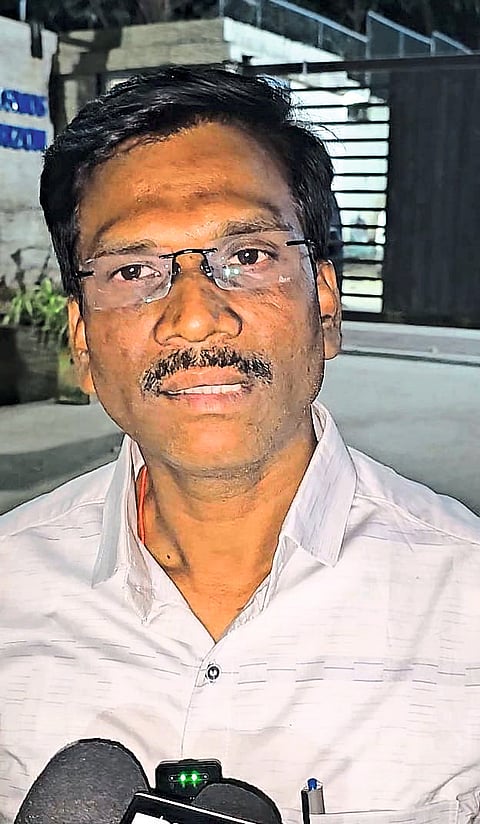 कळवा वनविभागाचा अनधिकृत झोपड्यांना दणका