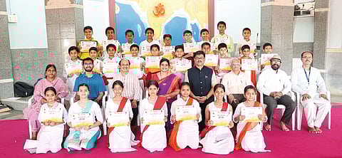 विद्यार्थ्यांनी गायिले ऐतिहासिक पोवाडे