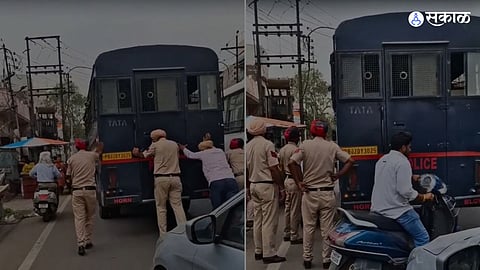 Police Push Prisoner Bus After Breakdown 