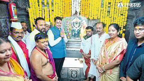 Historic Ritual: Fadnavis Offers Mahapuja to Bhagwant for the First Time