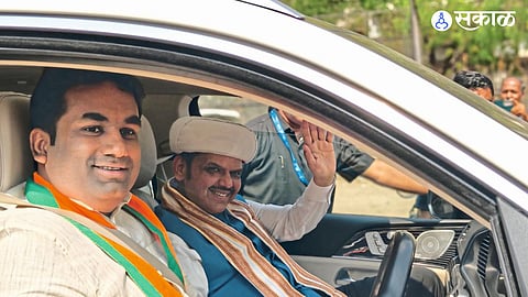 Close Equation on Display: MLA Kothe Chauffeurs CM Fadnavis