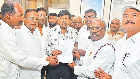 Ramdas Athawale receives highway protest memorandum