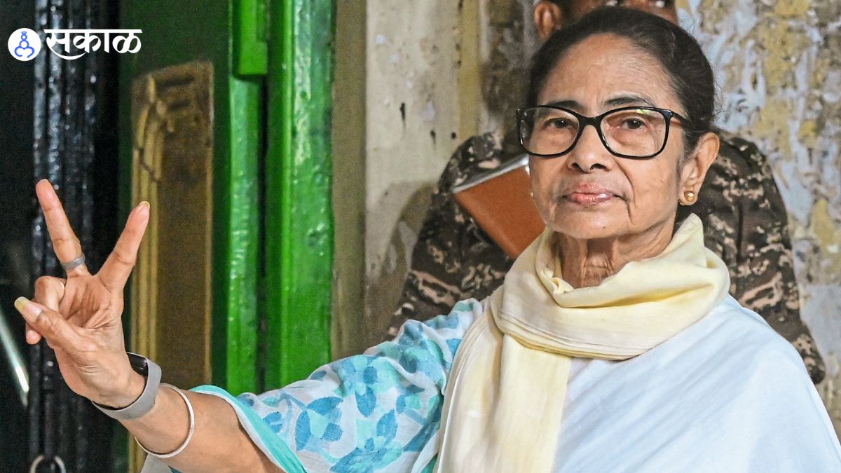 Mamata Banerjee addressing party workers, making strong allegations against BJP over election manipulation.