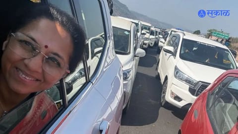 supriya sule stuck Mumbai Pune Highway traffic jam 