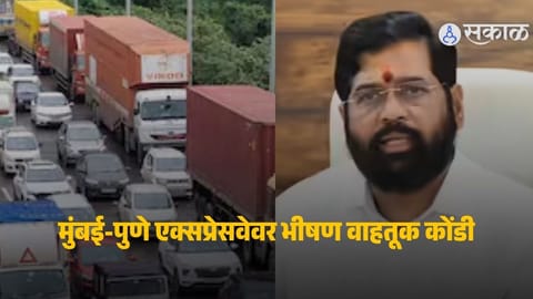 Heavy traffic congestion on Mumbai-Pune Expressway near Lonavala as long weekend travel surge leads to vehicle queues and delays.