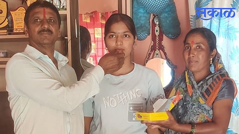 Hard Work Pays Off: Labourer’s Daughter Tops College in Class 12 Exams