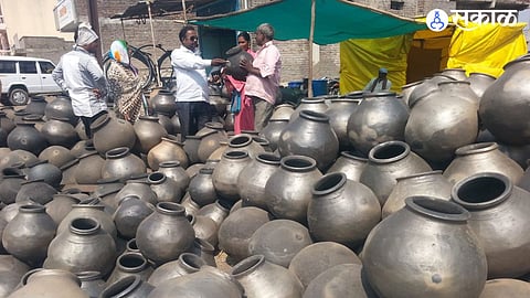 Natural Cooling: Traditional Clay Pots Dominate Pachod Weekly Market