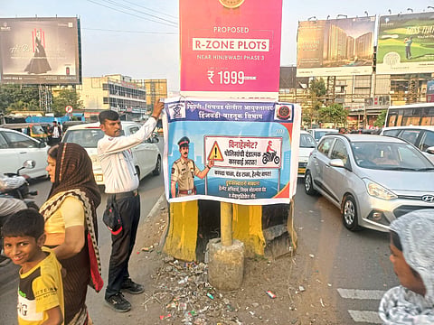 घरचे वाट पाहताहेत... हेल्मेट घाला सुरक्षित घरी या !