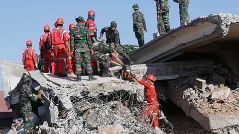 इंडोनेशियातील मृतांची संख्या दोन हजारांवर 