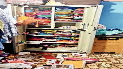 Theft of Rs 70,000 including 40 weights of jewellers in Nipani