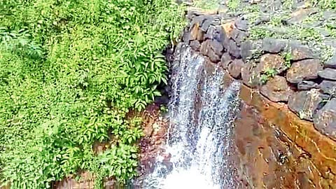निवे बुद्रुक (ता. संगमेश्‍वर) - धरणातून सुरू असलेला विसर्ग.