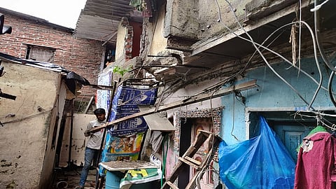 चेंबूरमध्ये घराची बाल्कनी कोसळली; वृद्ध महिला गंभीर जखमी