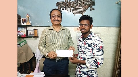 औरंगाबाद : शासकीय विद्यानिकेतन माजी विद्यार्थी संस्थेचे डॉ. राजेंद्रसिंग परदेशी यांनी देवीलाल पाडवीकडे धनादेश सोपवला. 