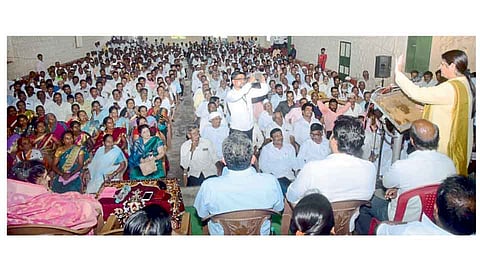 डाॅ. बाभूळकरांचे कार्यकर्ते म्हणाले, कोणत्याही पक्षातून लढा, पण निवडणूक लढवाच