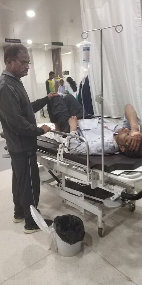 औरंगाबाद : आकाशवाणी ते सेव्हनहिलदरम्यान गुरुवारी सायंकाळी झालेल्या अपघातात जखमीसोबत रुग्णालयात श्रीमंत गोर्डे पाटील.