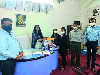 अधिकाऱ्यांनी वंचित कर्मचाऱ्यांची दिवाळी केली आनंदी 
