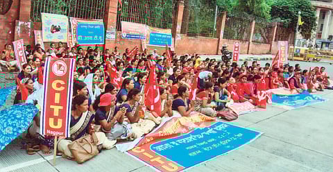 नागपूर : मानधनवाढीच्या मागणीसाठी संविधान चौकात निदर्शने देताना आशा व गटप्रवर्तक कर्मचारी युनियनचे सदस्य. 
