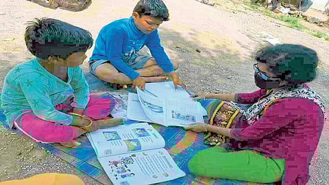 उज्वल भविष्यासाठी 'शाळा आली अंगणी', विद्यार्थ्यांसाठी झटताहेत शिक्षिका दयाराणी!