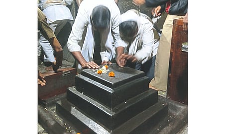 Opposition to Alandi Devasthans decision to ban mahapuja on Samadhi