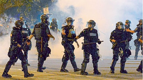 शॉर्लेट - पोलिसांनी अश्रूधुराची नळकांडी फोडून निदर्शकांना पांगविले.