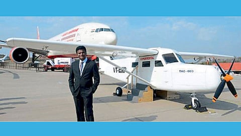 मुंबई - विमानासमवेत कॅप्टन अमोल यादव.