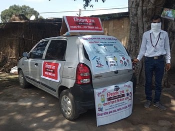 शिक्षक दाम्पत्याने स्वखर्चातून चालती फिरती डिजिटल शाळेची केली निर्मिती