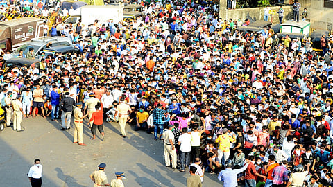 वांद्रे रेल्वेस्थानकाबाहेर जमलेला जमाव