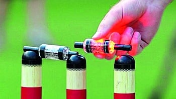 या बेल्स पडतच नाहीत; फलंदाज बाद कसा करणार?