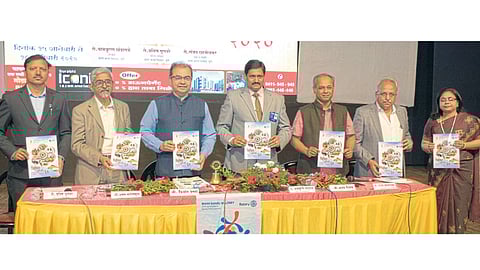 चिंचवड - रोटरी क्‍लब ऑफ चिंचवडतर्फे आयोजित शिशिर व्याख्यानमालेनिमित्त क्‍लबच्या पुस्तिकेचे प्रकाशन करताना (डावीकडून) प्रवीण गुणवरे, अनंत सरदेशमुख, किशोर देसाई, बाळकृष्ण खंडागळे, अभय टिळक, संजय खानोलकर, प्रतिभा कुलकर्णी.