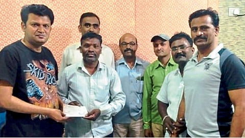 सिल्लोड - शेतकरी मित्रास रकमेचा धनादेश देताना डॉ. नीलेश मिरकर. या वेळी उपस्थित संतोष बोराडे यांच्यासह बचत गटातील सदस्य.