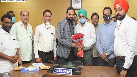 नांदेड - स्थायी समिती सभापतीपदी विरेंद्रसिंग गाडीवाले यांची गुरूवारी निवड झाल्यानंतर त्यांचे स्वागत करण्यात आले. 