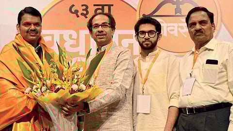 मुंबई - शिवसेनेच्या वर्धापन दिनानिमित्त बुधवारी झालेल्या कार्यक्रमात मुख्यमंत्री देवेंद्र फडणवीस यांना प्रमुख पाहुणे म्हणून बोलावण्यात आले होते. त्या वेळी त्यांचा सत्कार करताना शिवसेना पक्षप्रमुख उद्धव ठाकरे. शेजारी आदित्य ठाकरे, दिवाकर रावते.