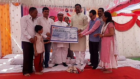 प्रतापराव पाटील यांच्या संस्थेच्या वतीने केरळ पूरग्रस्तांसाठी आर्थिक मदत