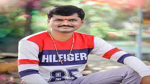 देशप्रेमाने भारावलेला तारळ्यातील गजानन देताे सैनिकांना माेफत वाहन सेवा