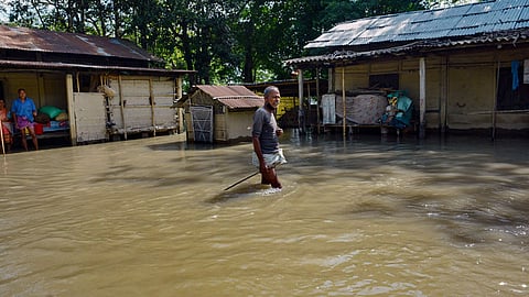 आसाममध्ये तीन लाख जणांना पुराचा फटका; अकरा जिल्हे जलमय 