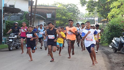 सफाळे ः माकुणसार येथे रविवारी झालेल्या राज्यस्तरीय मॅरेथॉन स्पर्धेत सहभागी झालेले स्पर्धक.