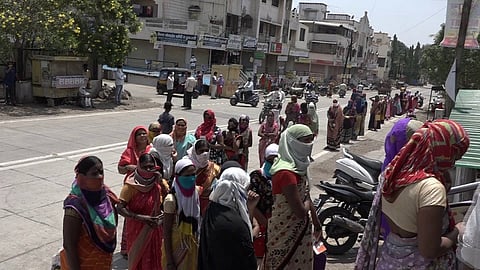 Womens crowd in Bank Withdraw JANDHAN Money Aurangabad Money 