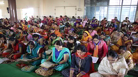औरंगाबाद : पायी वारीच्या दशकपुर्तीनिमित्त श्री गजानन विजय ग्रंथाच्या पारायणासाठी बसलेले भाविक. 