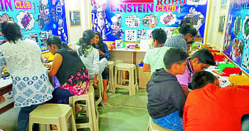 हात न लावता सॅनिटायझर हातावर...आणि सलाईन संपताच वाजणार अलार्म ! 