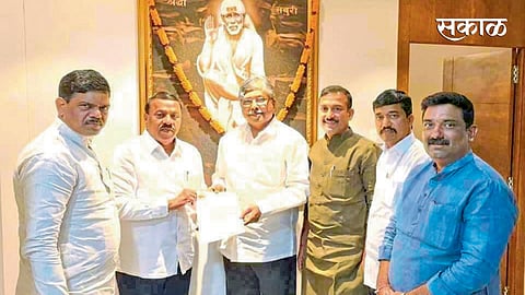 पुणे : जालिंदर कामठे यांना नियुक्तीपत्र देताना चंद्रकांत पाटील.