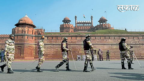 नवी दिल्ली - हिंसाचारानंतर लाल किल्ला परिसरातील बंदोबस्त वाढविण्यात आला होता.