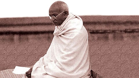  महात्मा गांधींच्या पुतळ्याची विटंबना