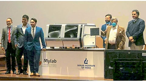 पुणे - आरटी-पीसीआर पद्धतीच्या स्वयंचलित चाचण्यांचे यंत्र मायलॅबने विकसित केले आहे. त्याचे अनावरण मंगळवारी करण्यात आले. त्यावेळी (डावीकडून) शैलेंद्र कवाडे, हसमुख रावल, आदर पूनावाला, सुजीत जैन, सायरस पूनावाला, अभिजित पवार.
