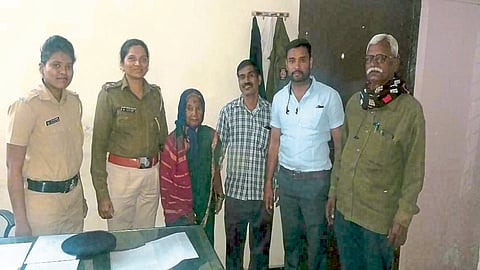 पोलिसांच्या सतर्कतेमुळे वृद्धेस गवसले घर 