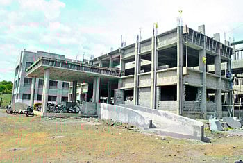 "कोविड-19'चे संकट : शासनाने निधी ‘ब्लॉक’केल्याने...महिला रुग्णालयाच्या कामाला लागला "ब्रेक'